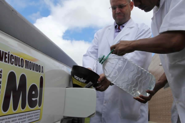 Apicultor da Bahia cria combustível feito de mel Apicultor da Bahia cria combustível feito de mel